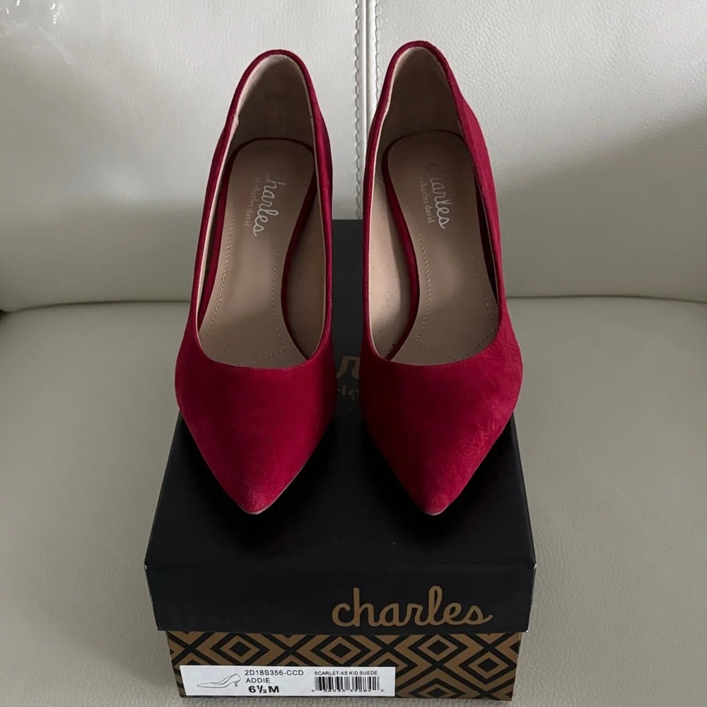 NIB CHARLES BY CHARLES DAVID Addie suede Pump 6.5M in Scarlett Red